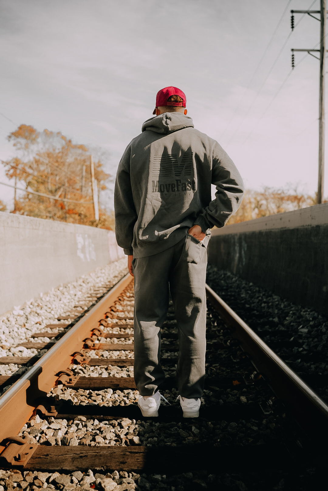 MOVE FAST ESSENTIAL SWEATPANTS